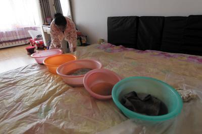 四会楼上漏水，住户失联，小区没物管，业主维权难！律师来支招……